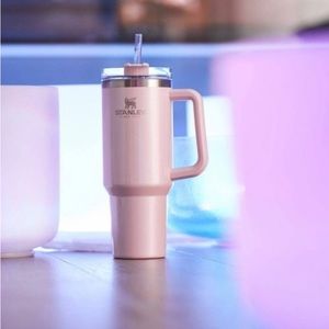 Stanley 40oz Stainless Steel Adventure
Quencher Tumbler-Parfait Pearlescent